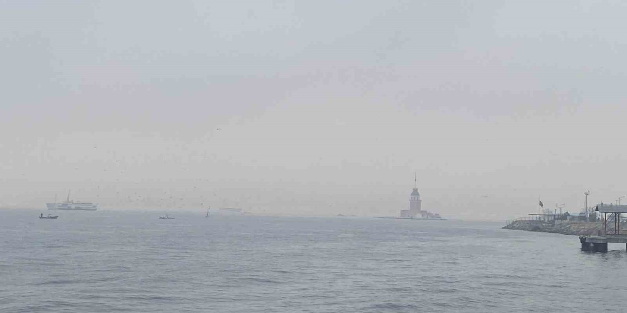 İSTANBUL’DA KIZ KULESİ SİSE GÖMÜLDÜ