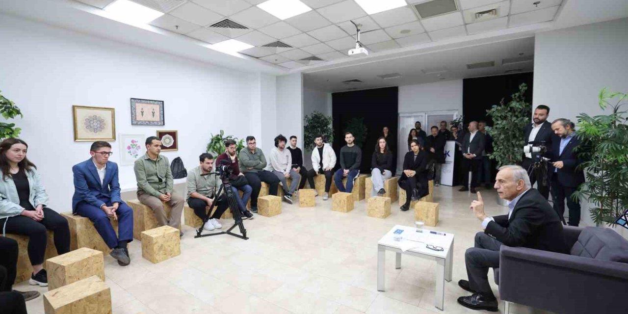 KÜÇÜKÇEKMECE BELEDİYE BAŞKANI KEMAL ÇEBİ GENÇLERLE BULUŞTU