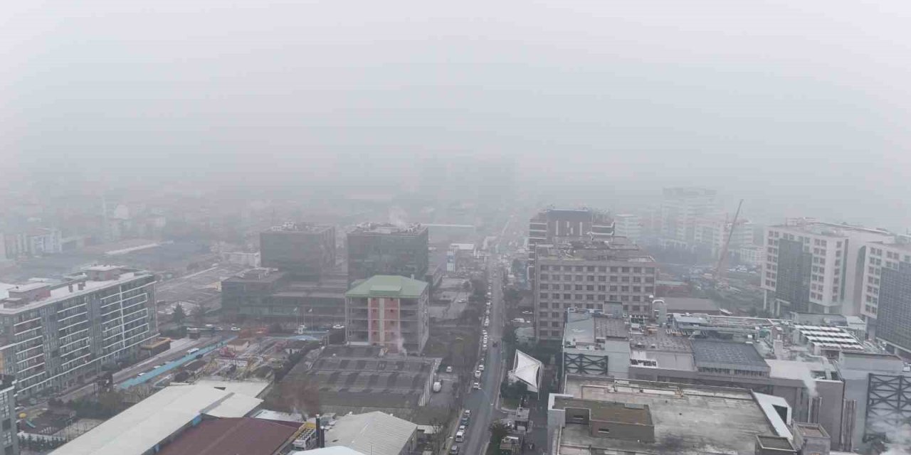 İSTANBUL’DA YOĞUN SİS KARTPOSTALLIK KARELER OLUŞTURDU