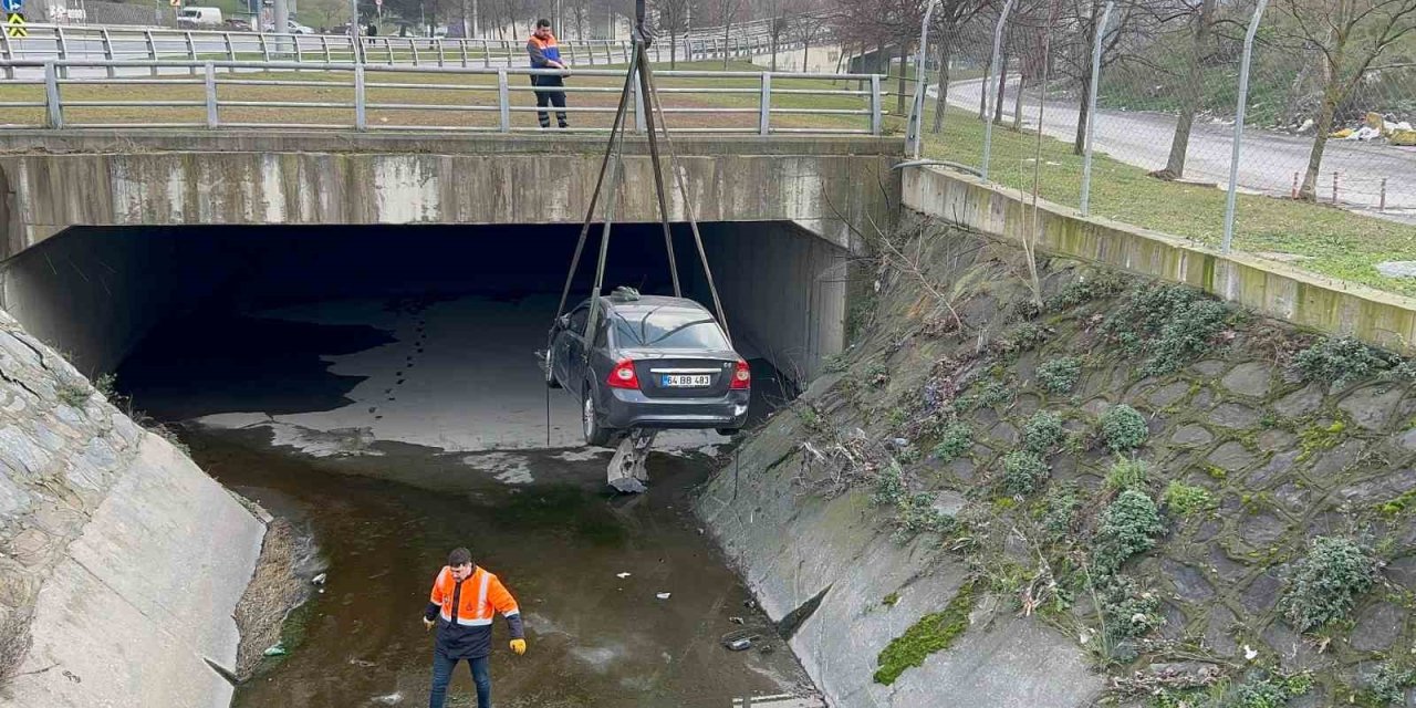 GAZİOSMANPAŞA’DA BABA, OĞLUNUN İKİ GÜN ÖNCE KAÇIRDIĞI OTOMOBİLİYLE SU KANALINA UÇTU