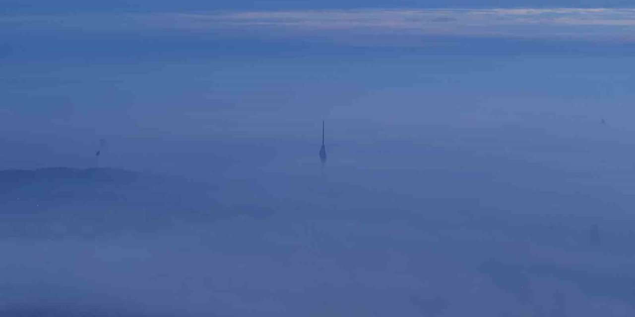 İSTANBUL’DA GÖKDELENLERİN SİS İÇİNDE MANZARASI HAYRAN BIRAKTI