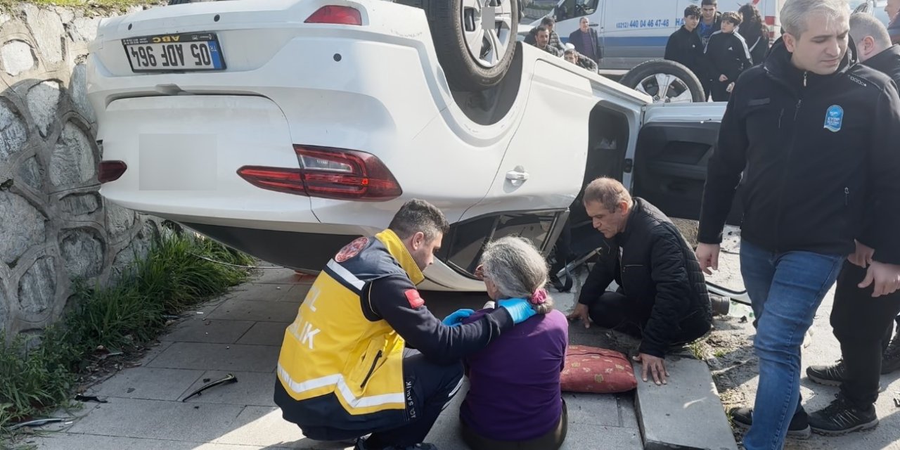 OTOMOBİLE ÇARPIP KALDIRIMA DEVRİLEN ARAÇTAKİ ÇİFT YARALANDI