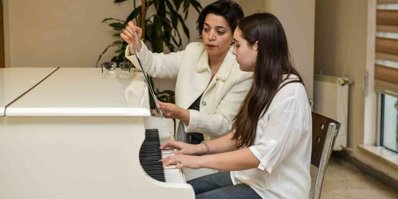 ESENYURT BELEDİYESİ’NDEN GENÇLERE PİYANO EĞİTİMİ