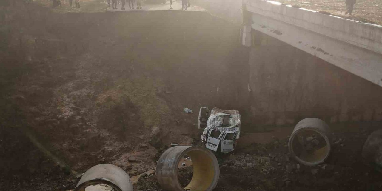 TUZLA’DA SERVİS MİNİBÜSÜ DERE YATAĞINA UÇTU: 2 ÖLÜ, 13 YARALI