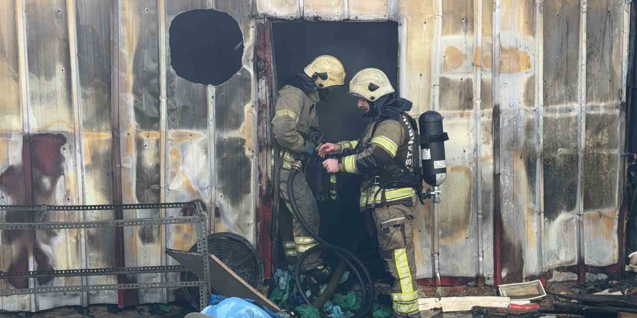 ARNAVUTKÖY’DE DEPODA KORKUTAN YANGIN