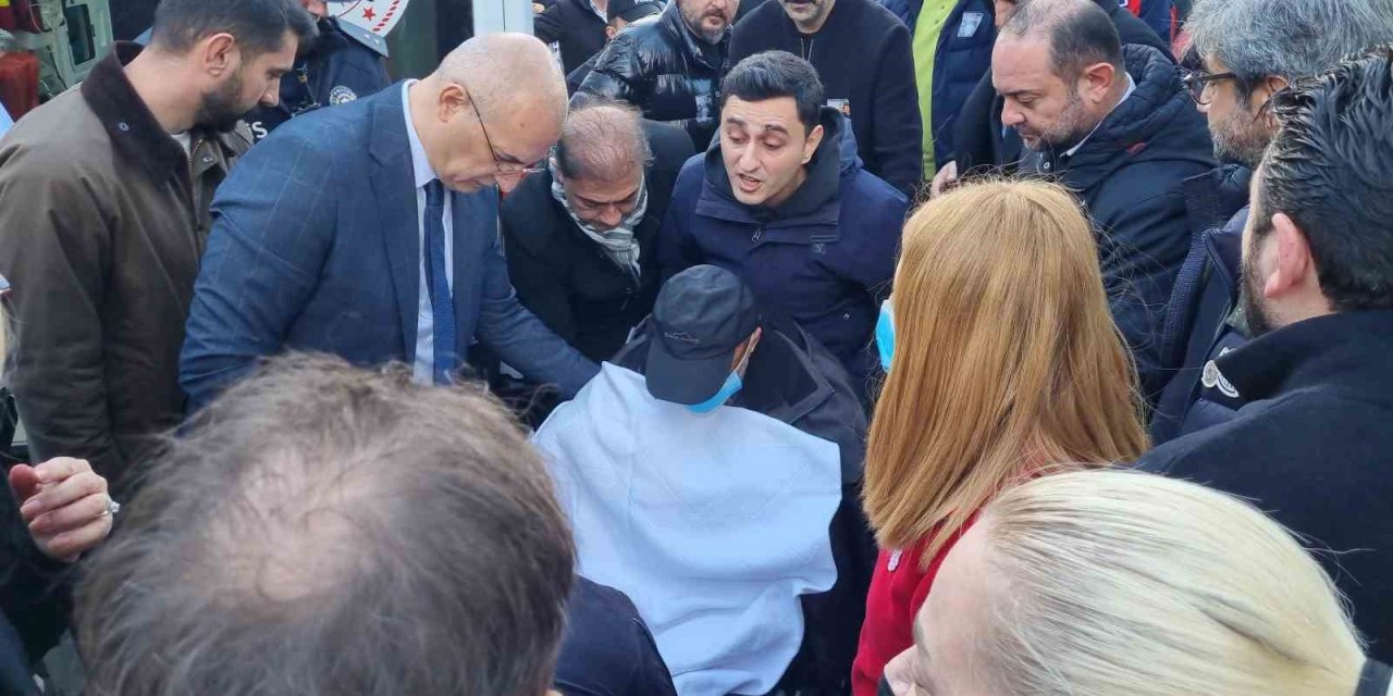 VÜCUDUNDAKİ KIRIKLARA ALDIRMADI, ÖZEL İZİNLE EŞİ VE 2 ÇOCUĞUNU SON YOLCULUKLARINA UĞURLADI