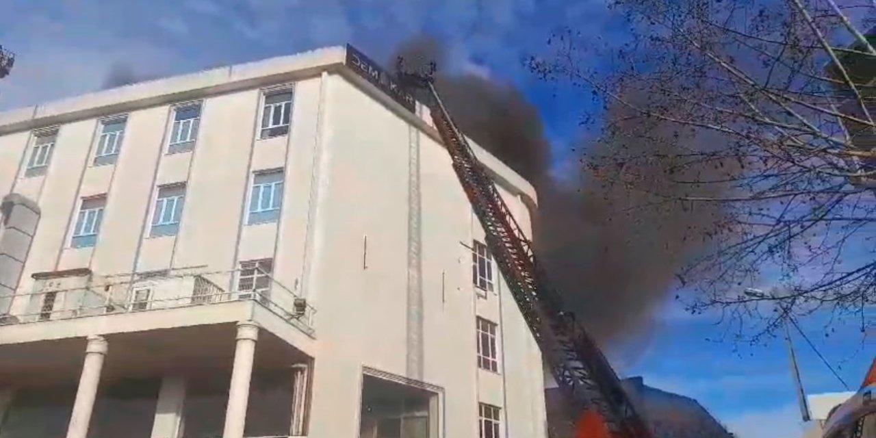 SULTANBEYLİ’DE TEKSTİL ATÖLYESİ ALEV ALEV YANDI