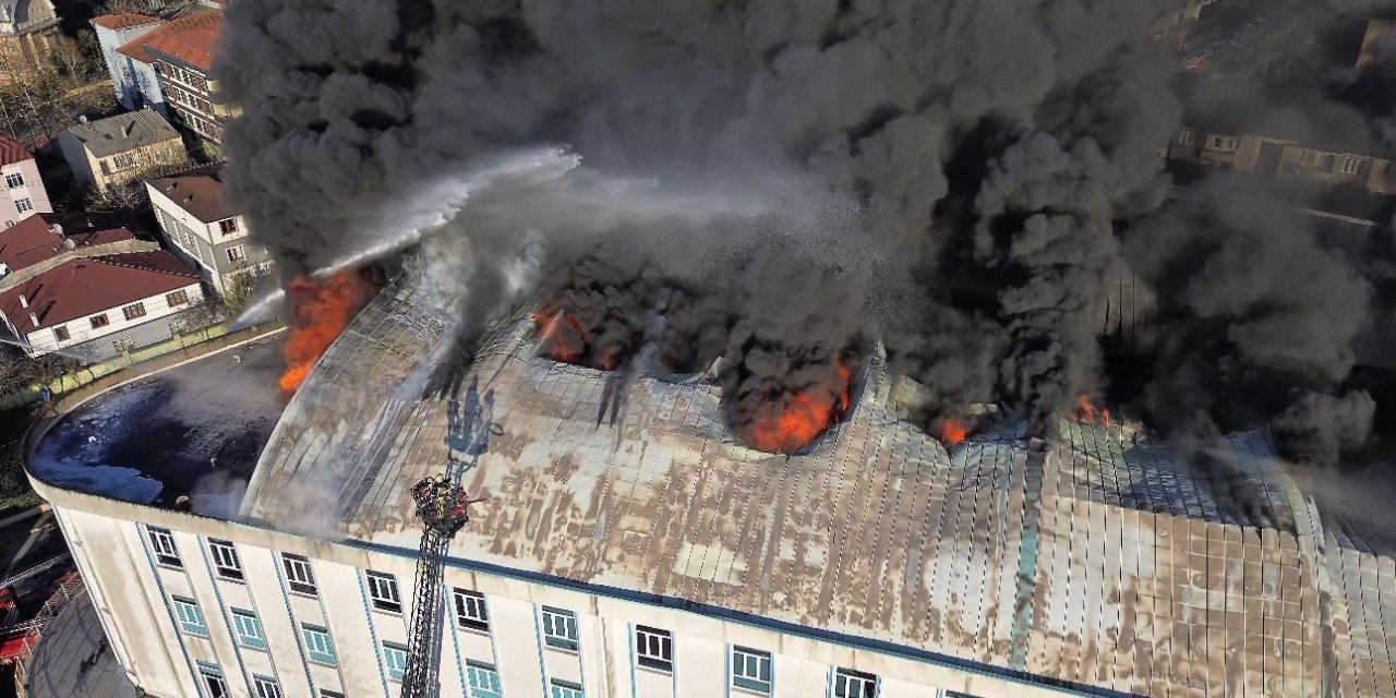 SULTANBEYLİ’DE YANAN TEKSTİL ATÖLYESİNDEN YÜKSELEN DUMAN BÖYLE GÖRÜNTÜLENDİ