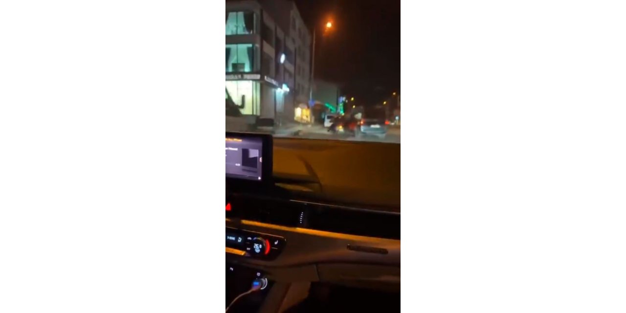 TERS YÖNE DÖNMEYE ÇALIŞIRKEN MOTORLU KURYEYE ÇARPTI, KAZA ANI KAMERADA