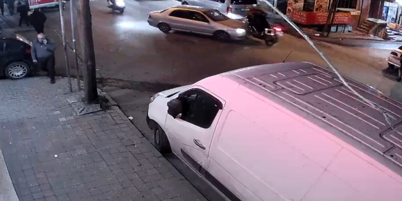 BAĞCILAR’DA YUNUS POLİSLER KAZADA YARALANDI: O ANLAR KAMERADA