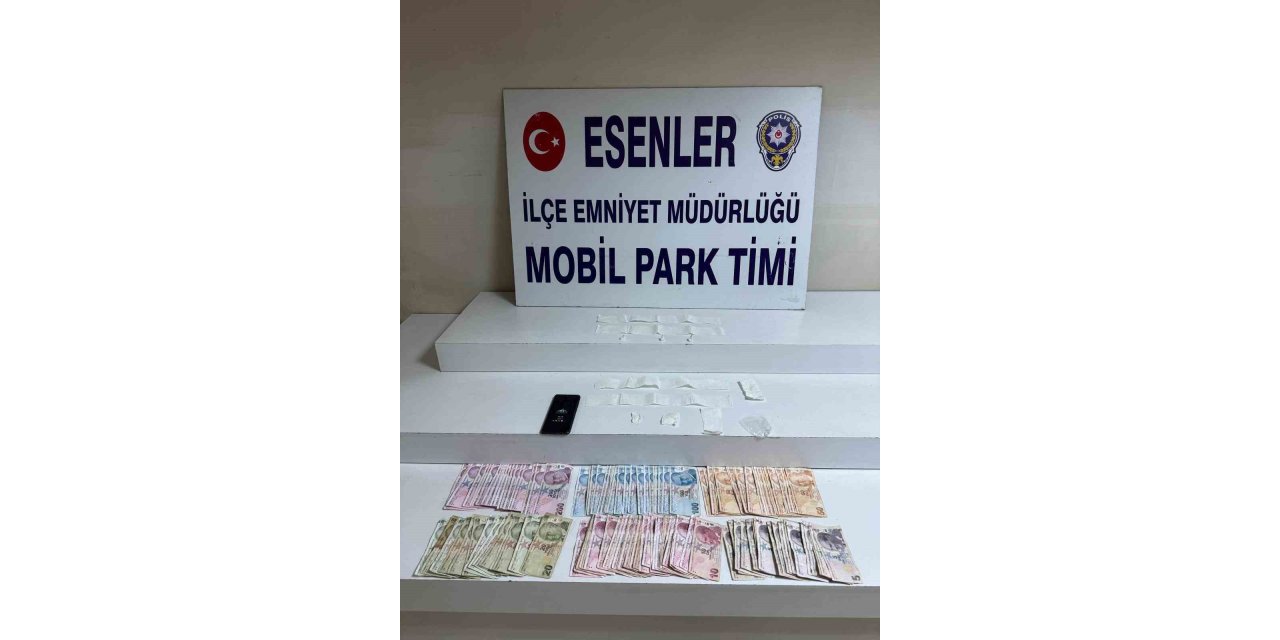 ESENLER’DE HALK PAZARINDA NARKOTİK MADDE SATIŞINA SUÇÜSTÜ: O ANLAR KAMERADA