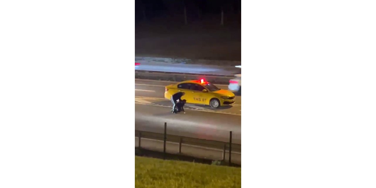 ÜCRETİNİ ALAMADIĞI MÜŞTERİSİNİ YOL ORTASINDA DÖVDÜ