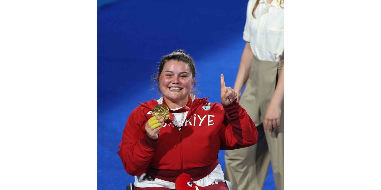 ÖZNUR CÜRE GİRDİ, YILIN PARALİMPİK KADIN SPORCUSU SEÇİLDİ