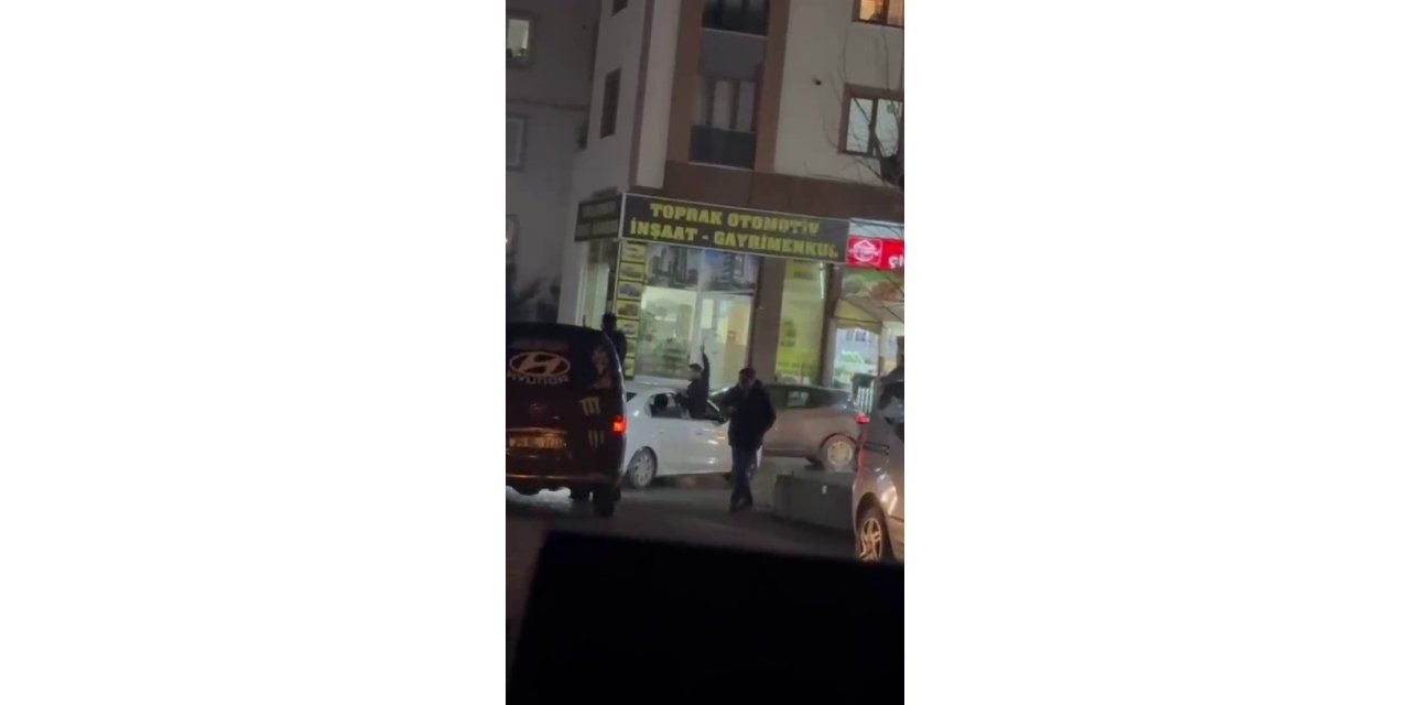 PENDİK’TE ARAÇ İÇERİSİNDEN SİLAHLA ATEŞ EDEN ŞÜPHELİ YAKALANDI