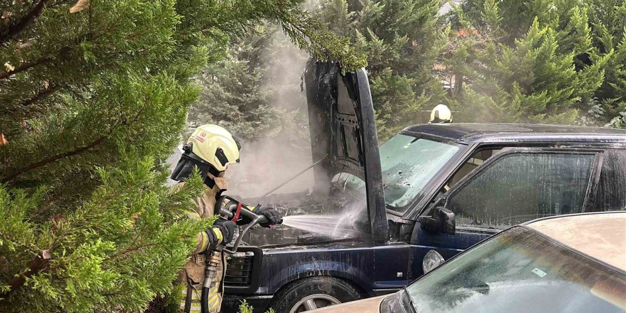 KADIKÖY’DE PARK HALİNDEKİ OTOMOBİLİN MOTOR KISMI YANDI