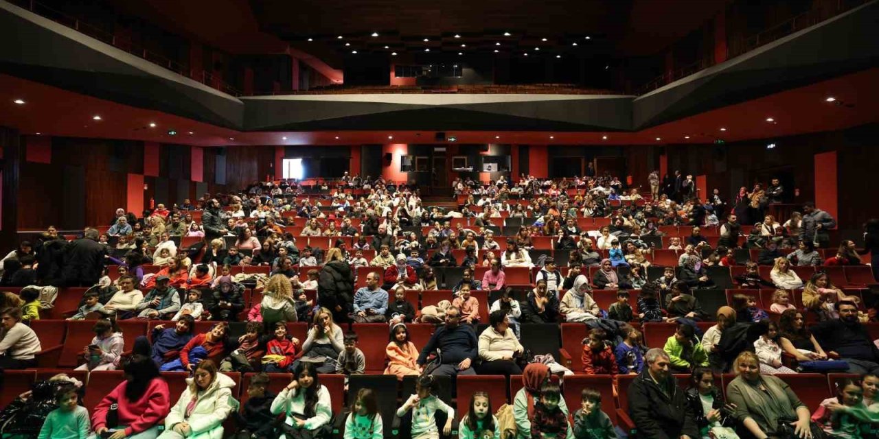 BAKIRKÖYLÜ ÖĞRENCİLER SÖMESTİRDE TİYATROYA DOYDU