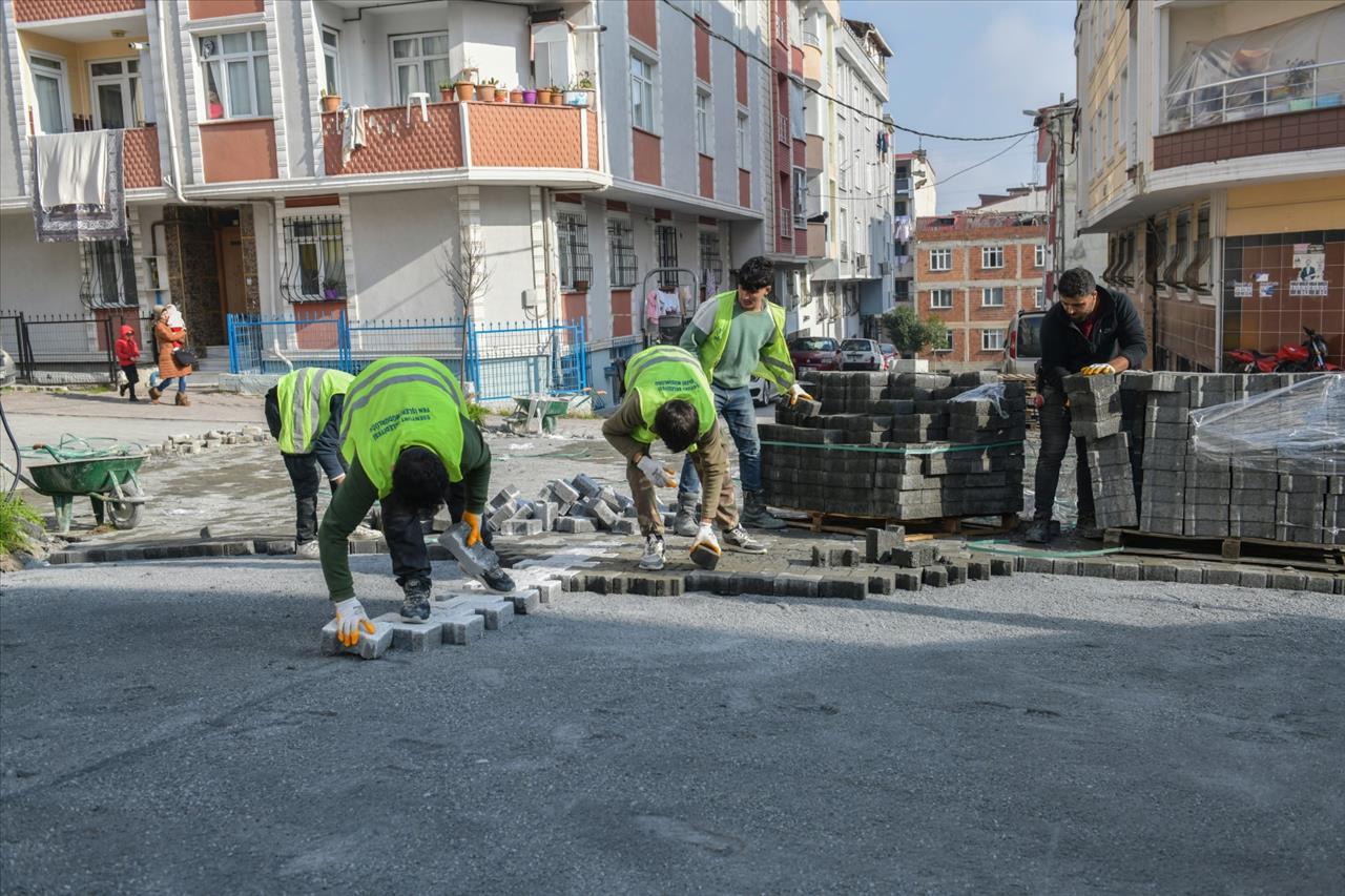 Esenyurt’ta Tahrip Olan Yollar Yeniliyor