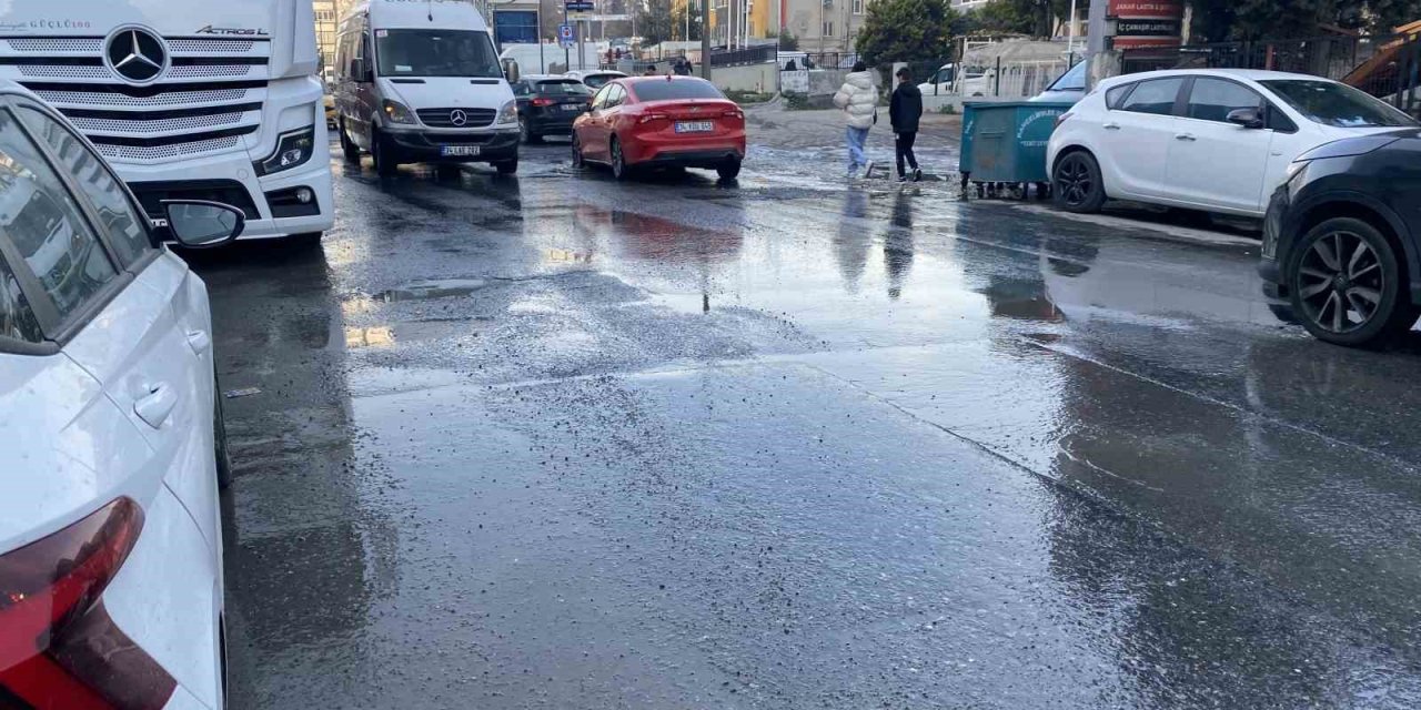 BAHÇELİEVLER’DE KANALİZASYON TAŞTI, ETRAFI PİS KOKU SARDI