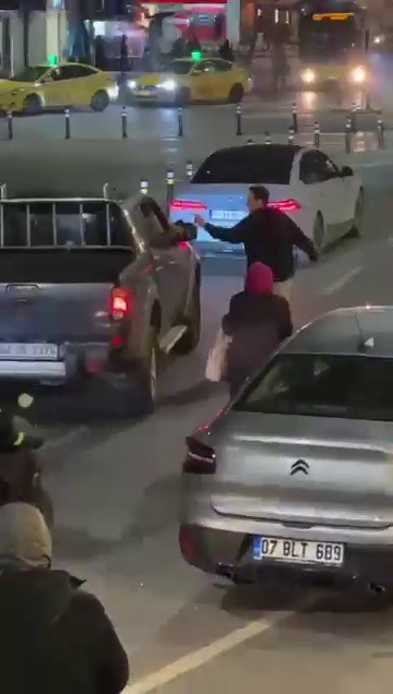 KARTAL’DA TRAFİKTE KAVGA