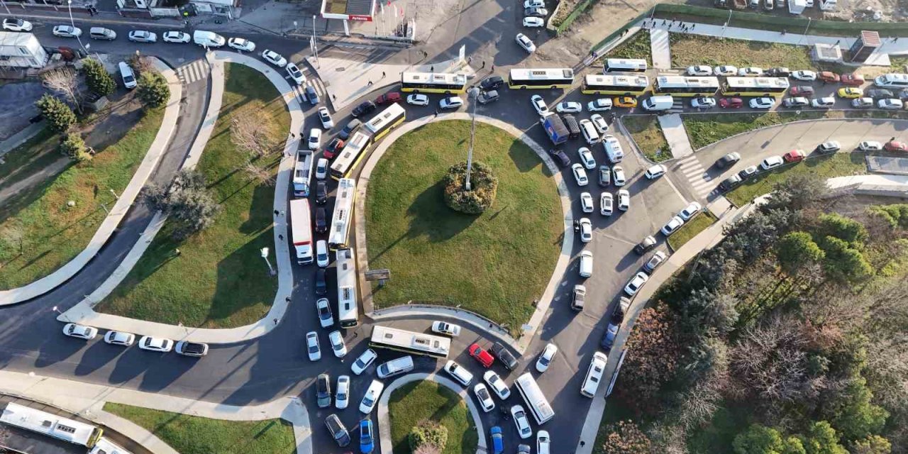 İETT OTOBÜSÜ ARIZA YAPTI, TRAFİK KİLİTLENDİ