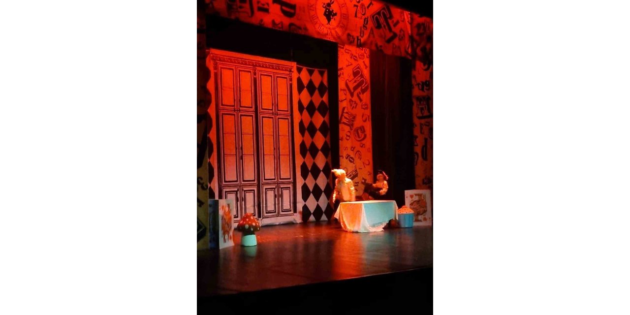 ‘ALİCE MÜZİKALİ’ MALTEPE’DE SAHNELENDİ