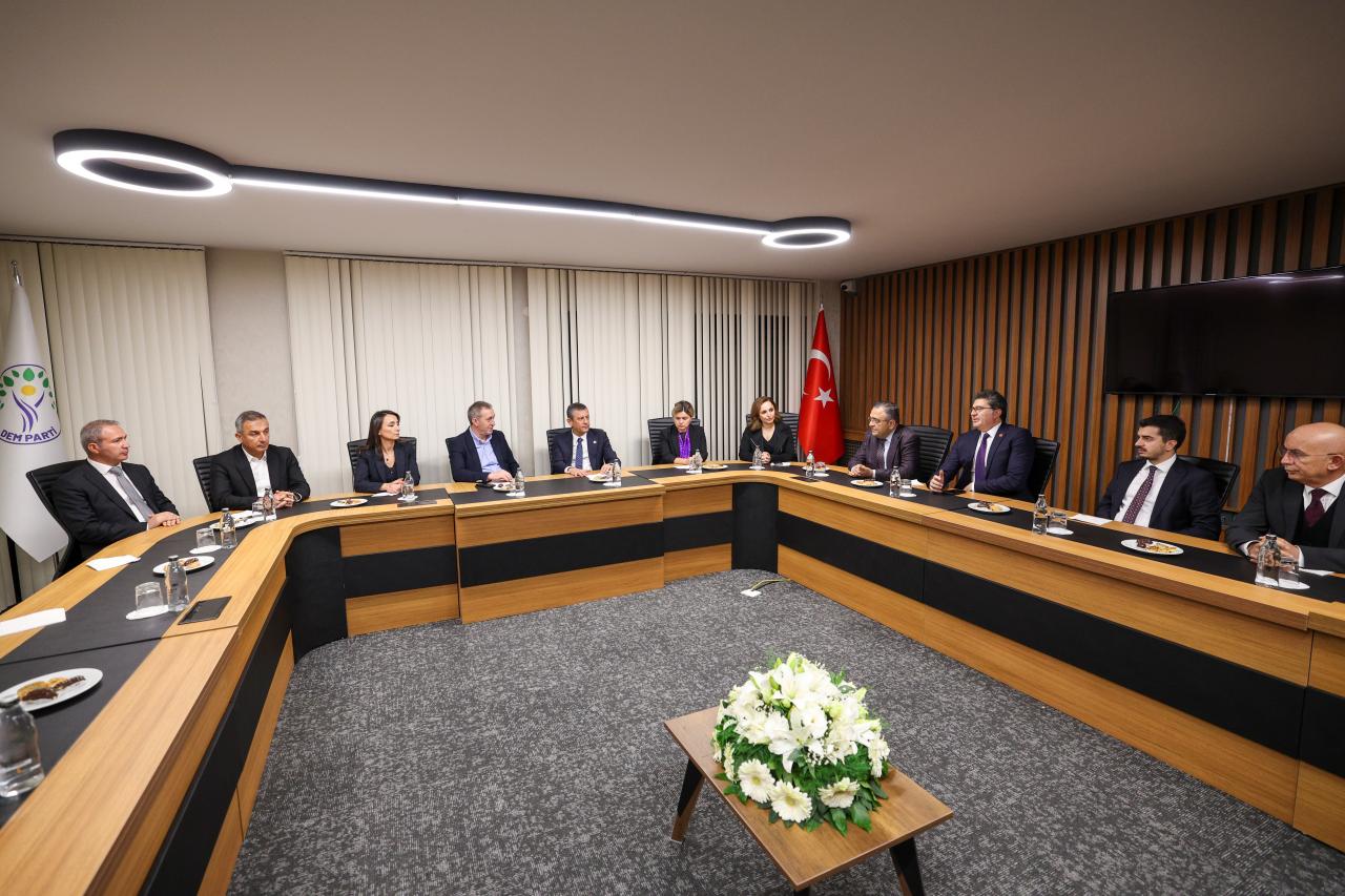 CHP Genel Başkanı Özgür Özel, DEM Parti Genel Merkezinde Taziye Ziyaretinde Bulundu