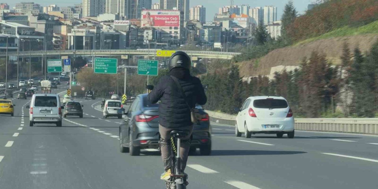 TEM OTOYOLUNDA SCOOTERLA SON HIZ İLERLEDİ: O ANLAR KAMERADA