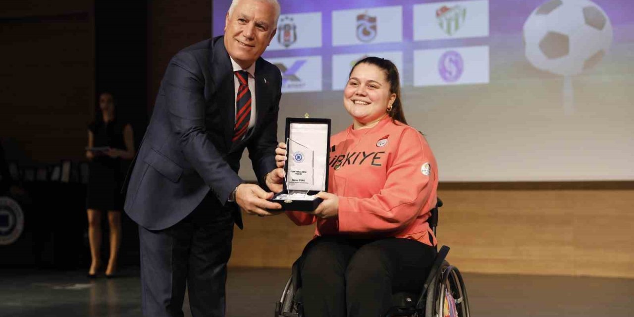 MİLLİ OKÇU ÖZNUR CÜRE GİRDİ, ’YILIN PARALİMPİK KADIN SPORCUSU’ SEÇİLDİ