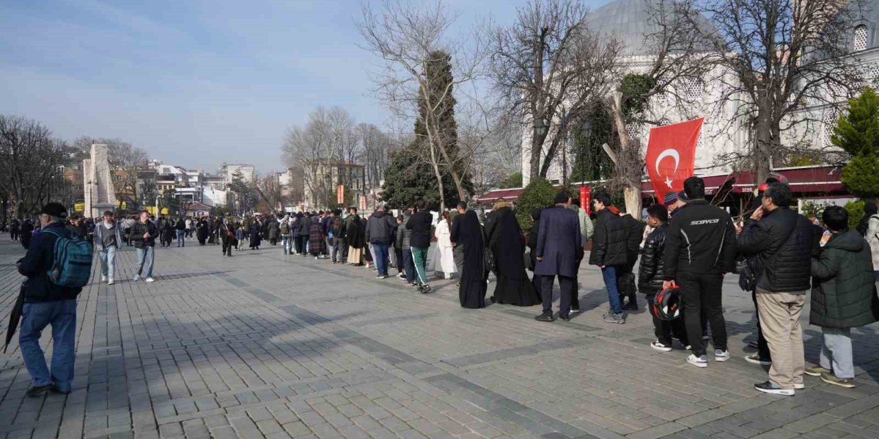 TATİLİ VE GÜZEL HAVAYI FIRSAT BİLEN YERLİ TURİSTLER AYASOFYA CAMİİ’NE AKIN ETTİ
