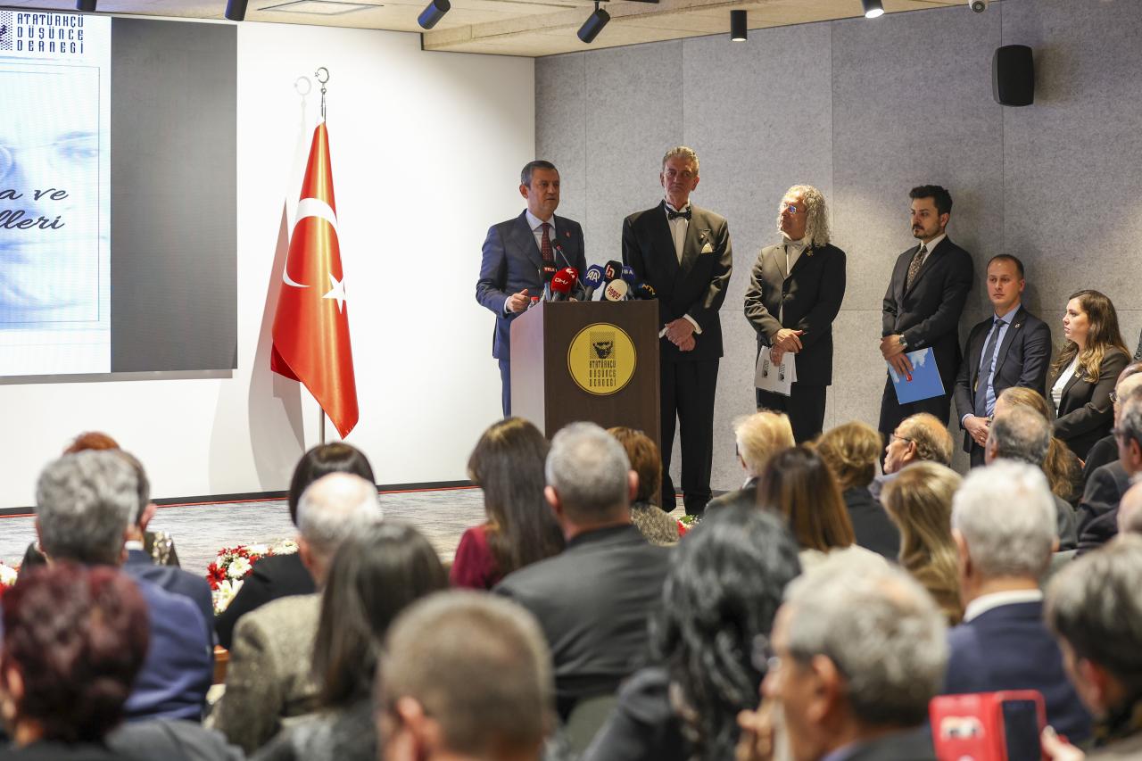 CHP Genel Başkanı Özgür Özel: “Ekrem İmamoğlu’nun Elini Hepimizin Yerine Mansur Yavaş Kaldırdı”