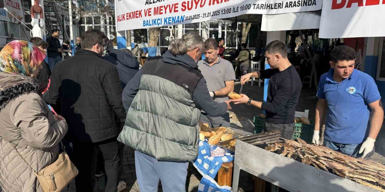 BEYLİKDÜZÜ’NDE KAZADA ÖLEN TORUNUNUN HAYRI İÇİN YÜZLERCE BALIK EKMEK DAĞITTI