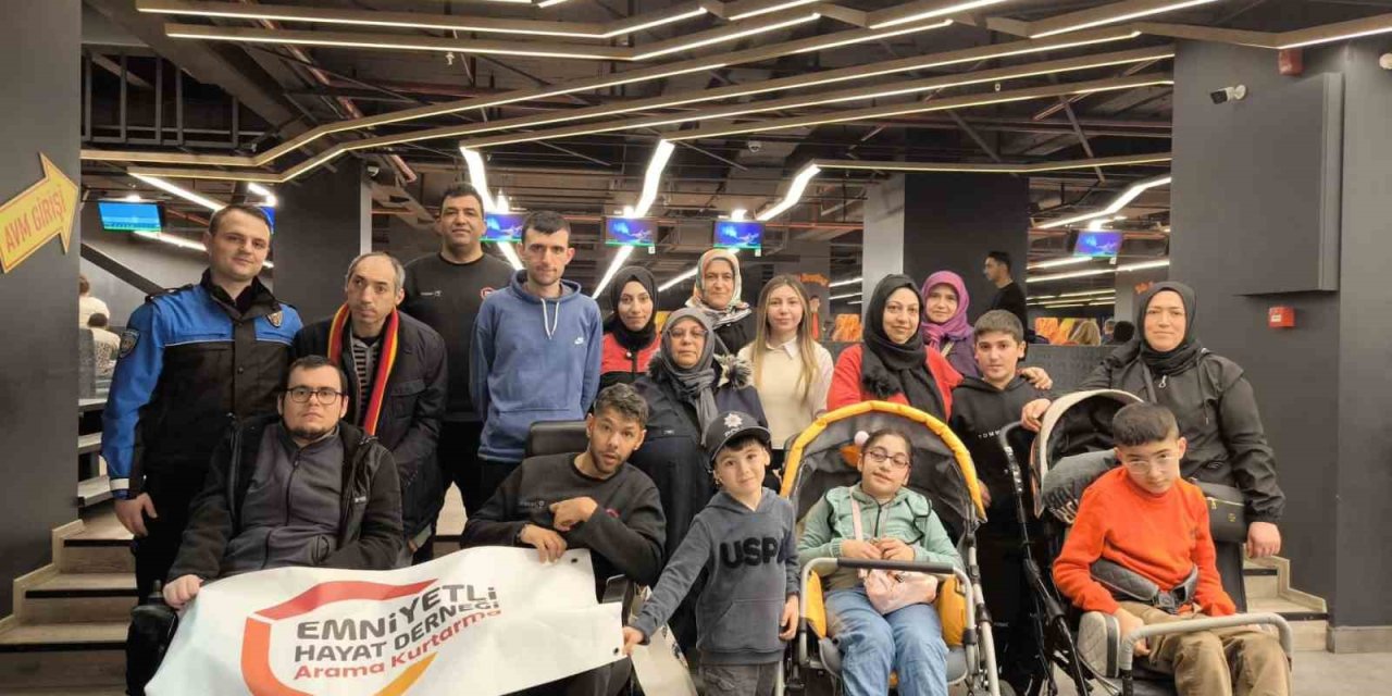 İSTANBUL’DA ENGELLİLER BOWLİNG İLE SOSYALLEŞTİ