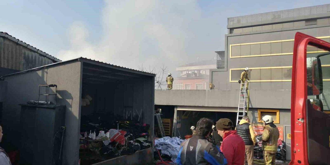 ÇEKMEKÖY’DE LASTİK DEPOSUNDA ÇIKAN YANGIN KONTROL ALTINA ALINDI