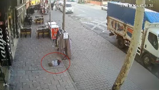 ESENYURT’TA 2 YAŞINDAKİ ÇOCUK BİRİNCİ KATTAKİ BALKONDAN AŞAĞIYA DÜŞTÜ