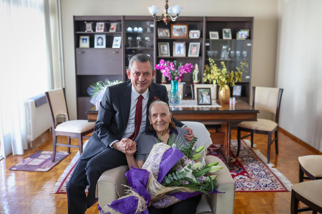 CHP Genel Başkanı Özgür Özel, İlkokul Öğretmeni Gülseren Hasyamanlar’ı Ziyaret Etti