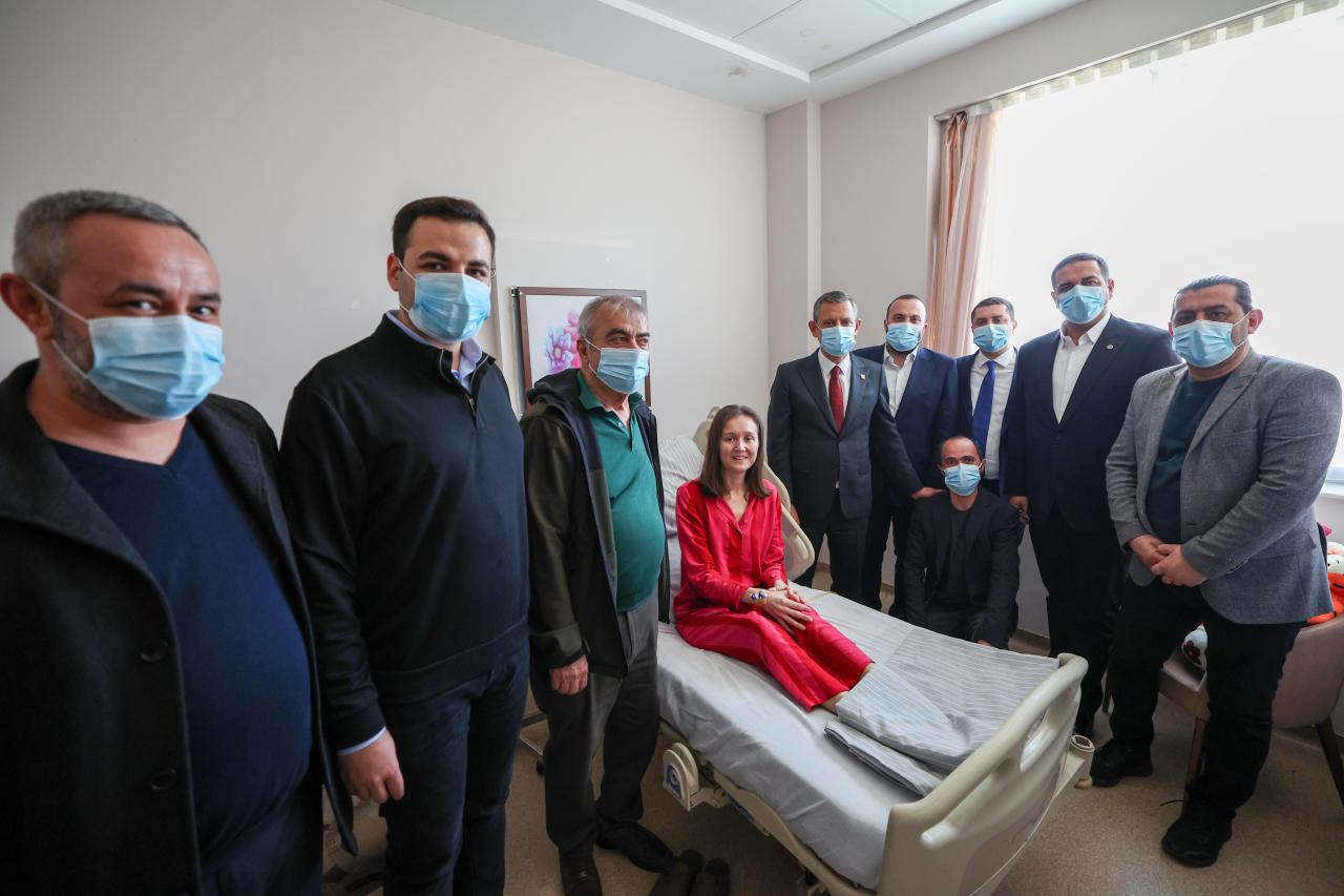 CHP Lideri Özgür Özel, Şehzadeler Belediye Başkanı Gülşah Durbay’ı Ziyaret Etti