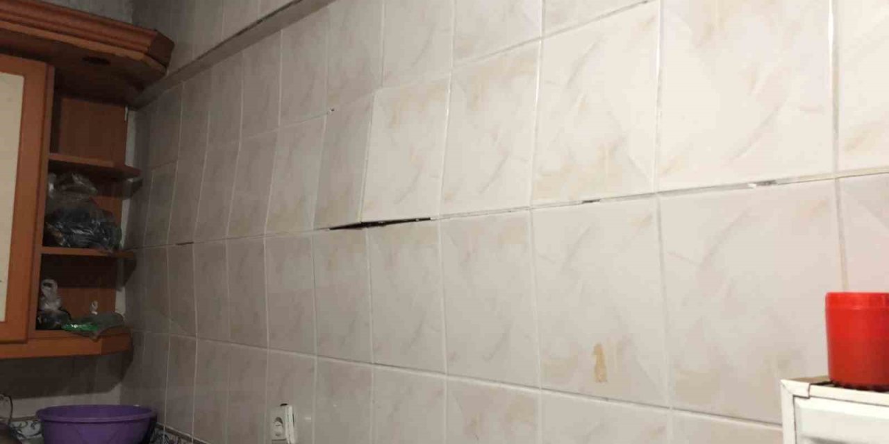 BAHÇELİEVLER’DE ÇÖKME TEHLİKESİ OLAN BİNA TAHLİYE EDİLDİ