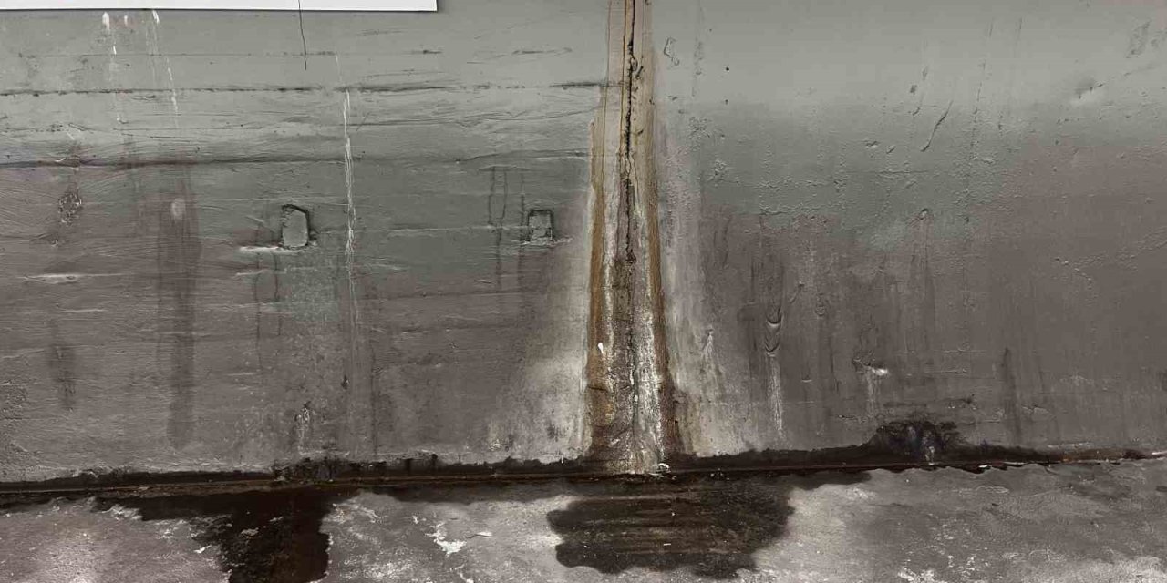 İSKİ ŞEBEKESİ PATLADI, SU METRO İSTASYONUNA DOLDU