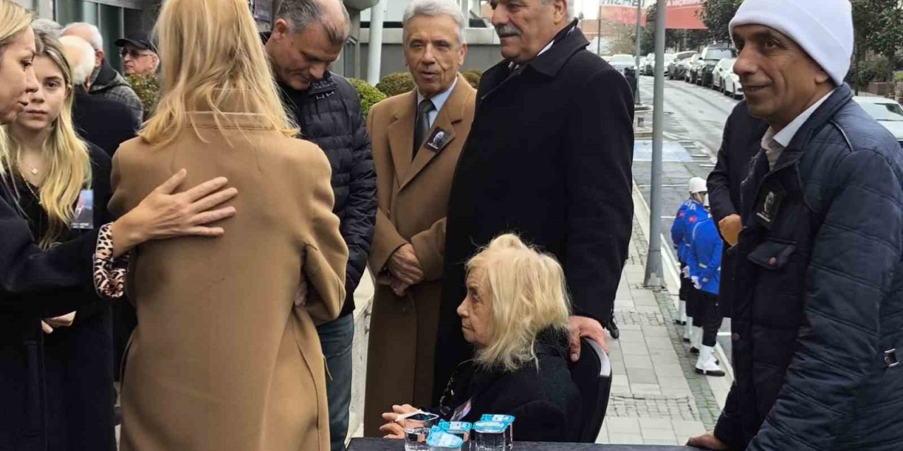 HAYATINI KAYBEDEN AYFER ATAY İÇİN BEŞİKTAŞ BELEDİYESİ ÖNÜNDE TÖREN DÜZENLENDİ