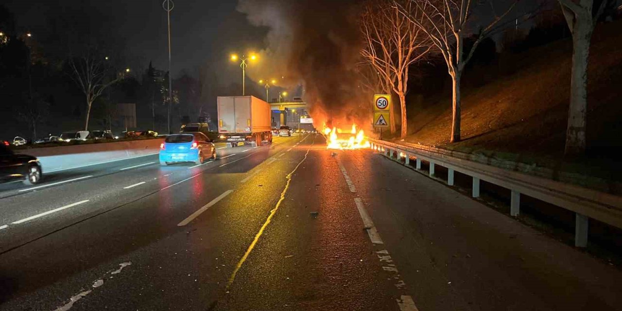 AVRUPA OTOYOLU’NDA ARAÇ ALEV TOPUNA DÖNDÜ, TRAFİK YOĞUNLUĞU OLUŞTU