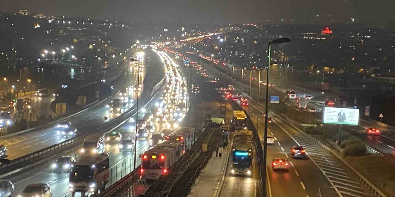 İSTANBUL’DA ARA TATİLİN ARDINDAN OKULLARIN AÇILMASIYLA SABAH TRAFİK YOĞUNLUĞU OLUŞTU