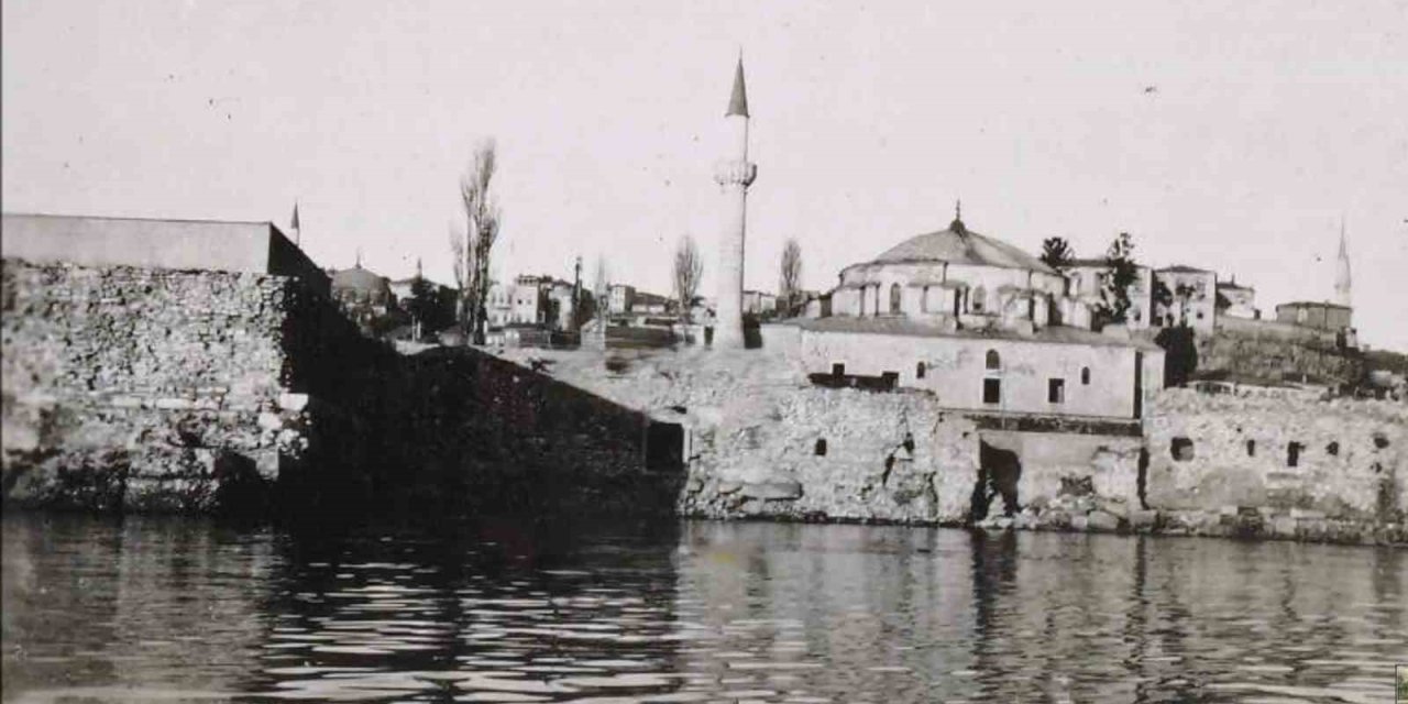 DOĞU ROMA DÖNEMİNDE GEÇİŞ KAPISIYDI, KAYBOLMAYA YÜZ TUTAN TARİHİ YAPI HAVADAN GÖRÜNTÜLENDİ