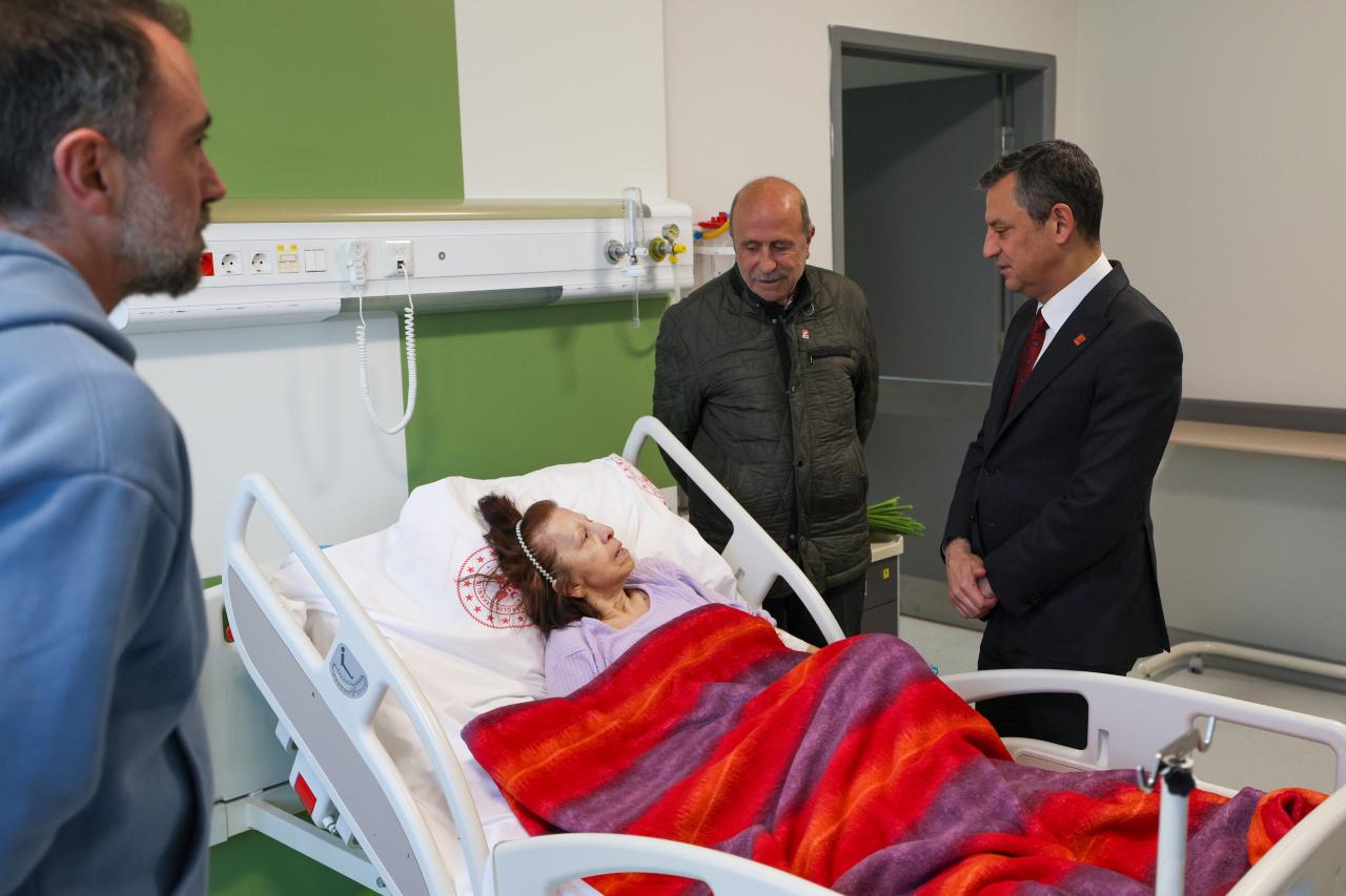 CHP Genel Başkanı Özgür Özel, Nükhet Tartan’a Geçmiş Olsun Ziyaretinde Bulundu