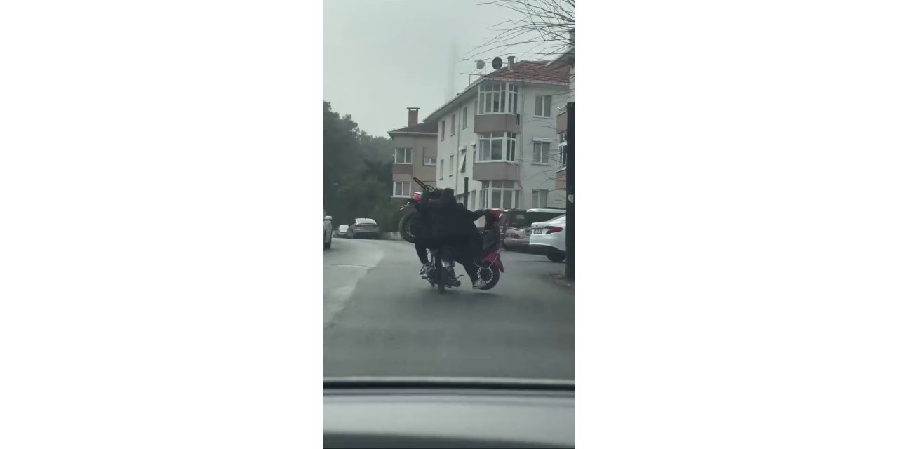 ŞİLE’DE TEHLİKELİ YOLCULUK: MOTOSİKLETLE MOTOSİKLET TAŞIDILAR