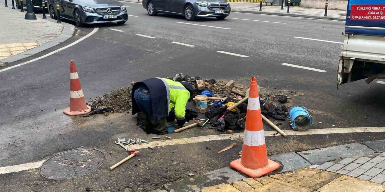 KADIKÖY’DE SU BORUSU PATLADI, TAZYİKLİ SU METRELERCE YÜKSEĞE FIŞKIRDI