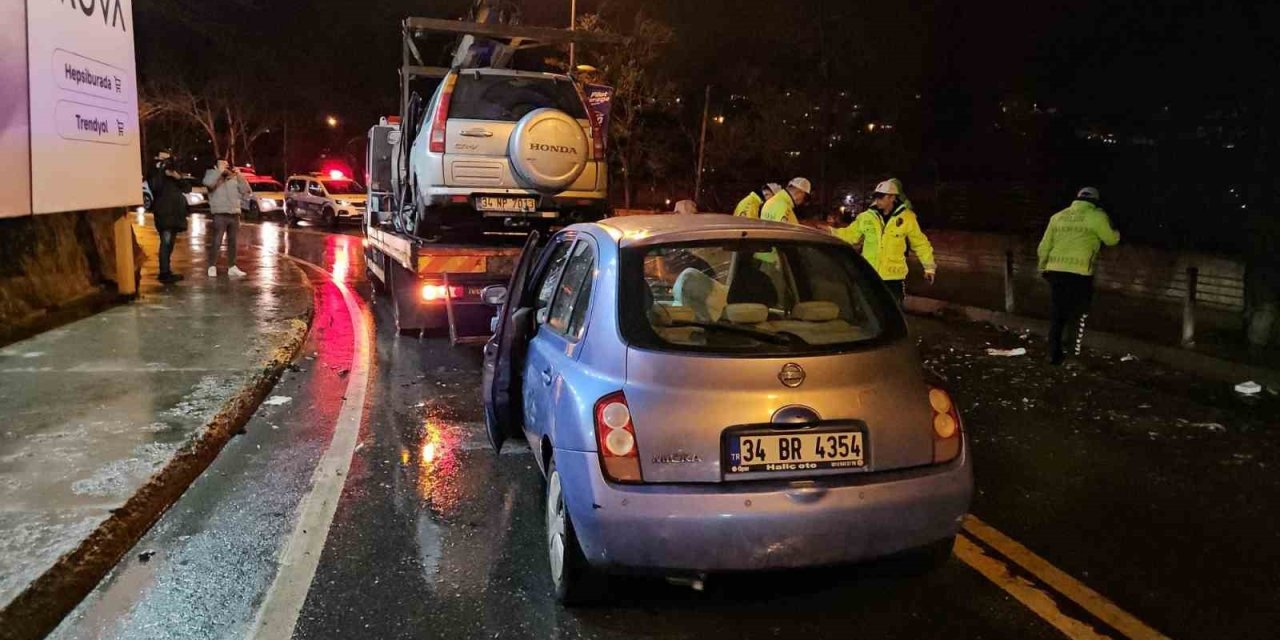 SARIYER’DE VİRAJI ALAMAYAN OTOMOBİL, CİPLE KAFA KAFAYA ÇARPIŞTI: 2 YARALI