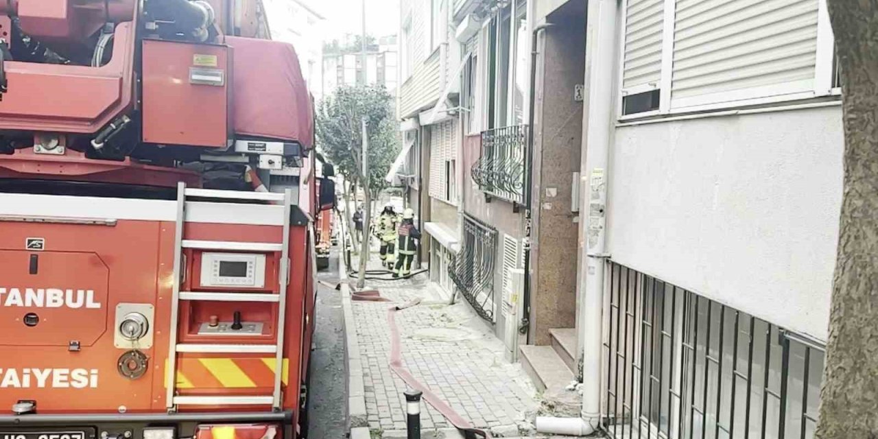 ŞİŞLİ’DE 4 KATLI BİR BİNADA YANGIN PANİĞİ: YAŞLI KADIN DUMANDAN ETKİLENDİ