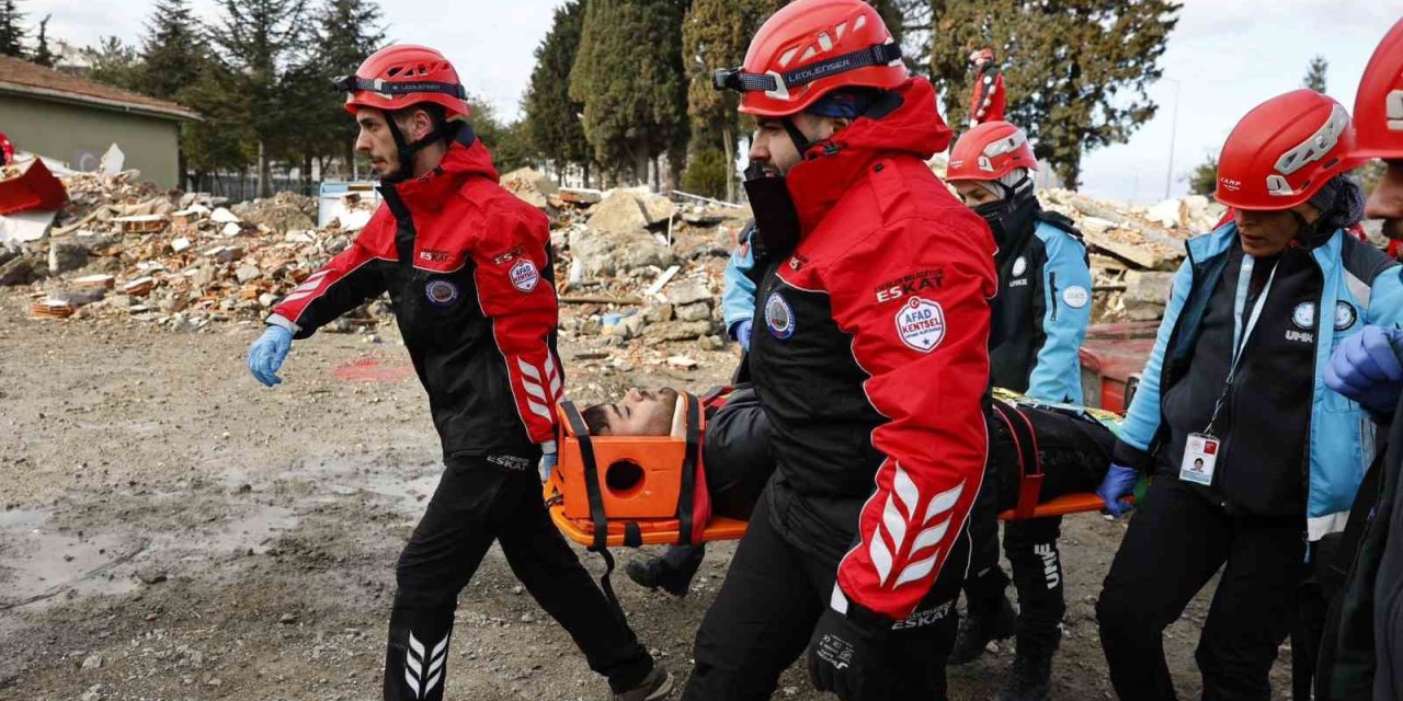 ESENLER BELEDİYESİ’NDEN GERÇEĞİNİ ARATMAYAN DEPREM TATBİKATI