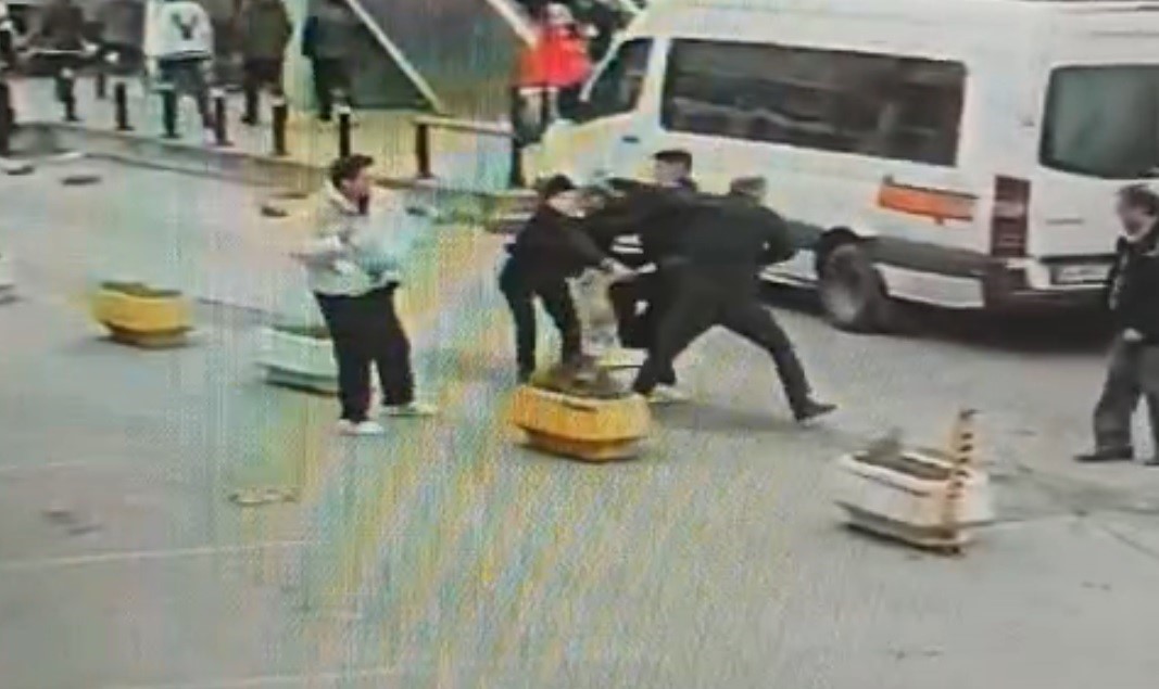 BÜYÜKÇEKMECE’DE MİNİBÜSÇÜLERİN ’YOLCU ALMA’ KAVGASI ÖLÜMLE BİTTİ