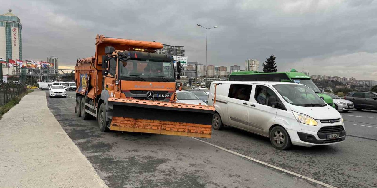 İSTANBUL’DA UYARILARIN ARDINDAN KAR KÜREME ARAÇLARI YOLLARA İNDİ